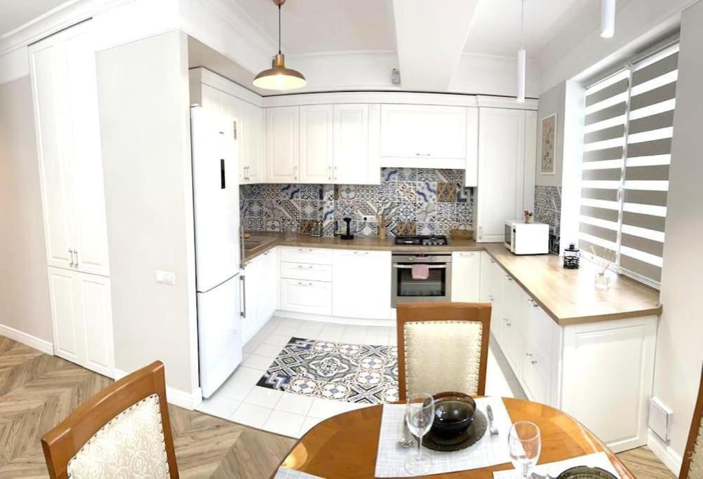 Very Large Apartment For Family! On Milestiu! Chisinau Ngoại thất bức ảnh